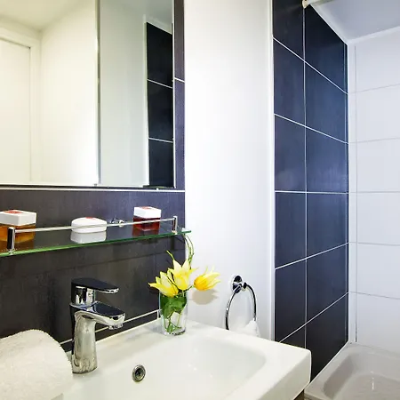 Sejours & Affaires Charles De Gaulle 3* Pantin