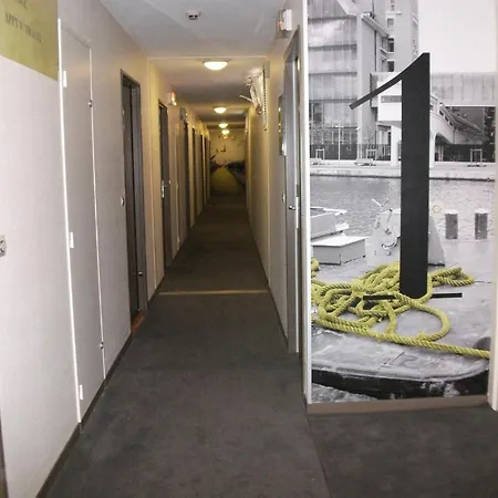Séjours&affaires Charles De Gaulle 2* Pantin
