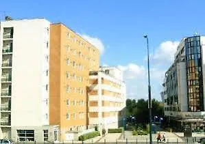 Séjours&affaires Charles De Gaulle 2* Pantin